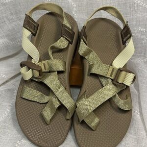 NWT Chaco gold Z/2 sandals